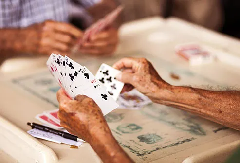 Người già chơi bài