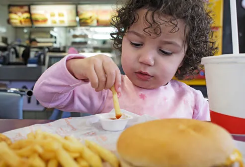 Criança Comer alimentos pouco saudáveis
