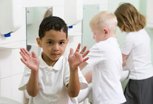 Anak-anak Mencuci Tangan