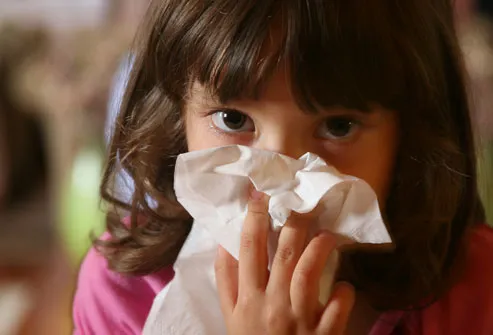 Gadis Kecil dengan dingin Hembusan Hidung