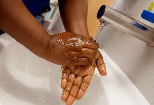 tangan perawat mencuci