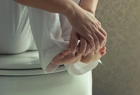 Wanita menyentuh kakinya
