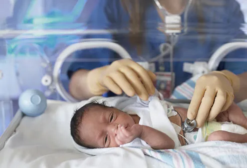 bayi yang baru lahir dalam inkubator