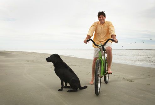 Man Kuda Sepeda On Beach