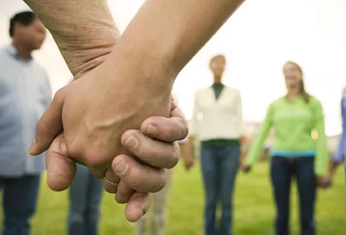 photolibrary_rm_photo_group_holding_hands.jpg (493×335)