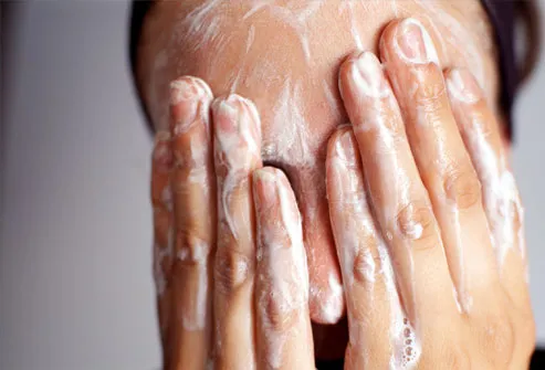 http://img.webmd.com/dtmcms/live/webmd/consumer_assets/site_images/articles/health_tools/winter_skin_hazards_slideshow/photolibrary_rm_photo_of_woman_moisturizing_hands.jpg