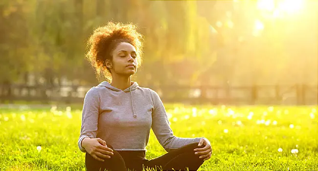 woman_meditating_in_field