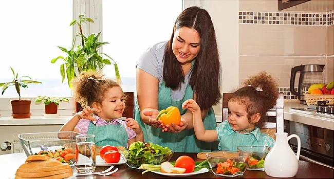 mom feeding kids vegetablesr