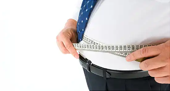 man measuring belliy