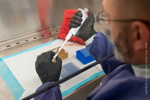 photo of scientist testing coronavirus in lab