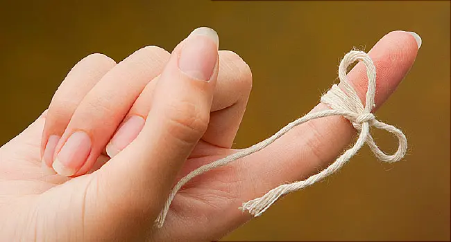 finger tied with string