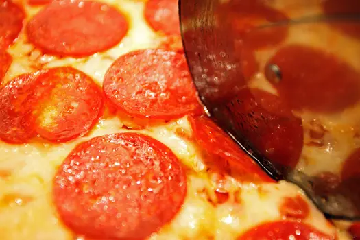 slicing pizza close up