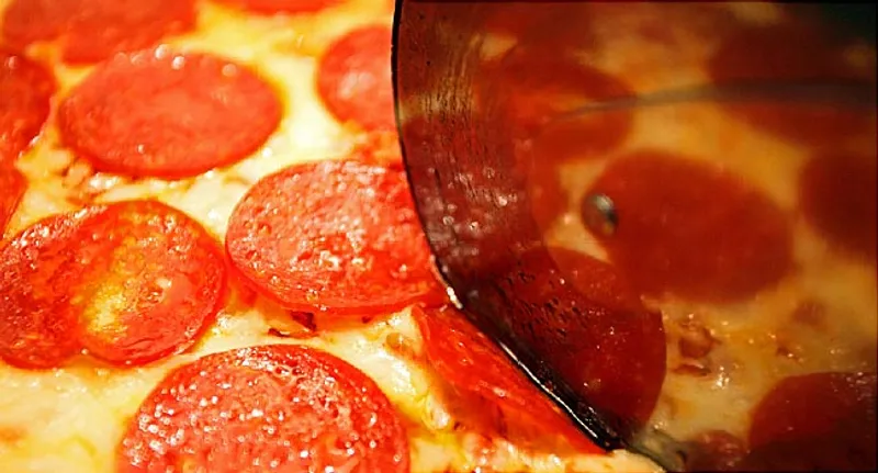 slicing pizza close up