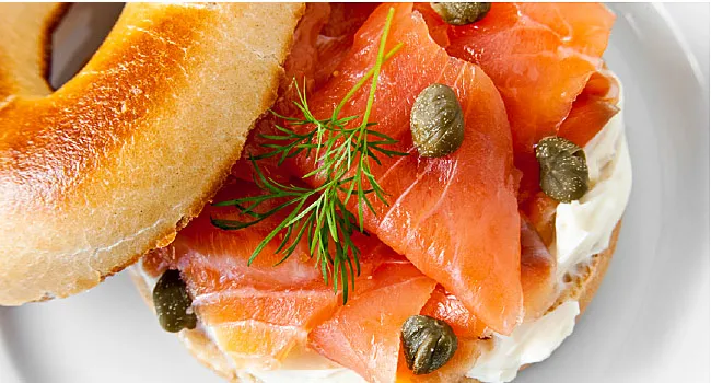 bagel with smoked salmon and capers