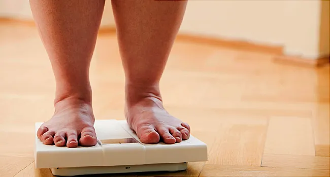 женщина с избыточным весом на весах