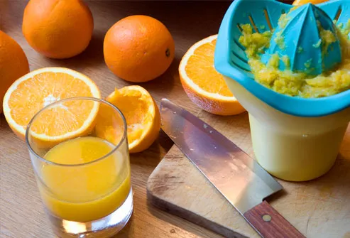 Oranges and juicer