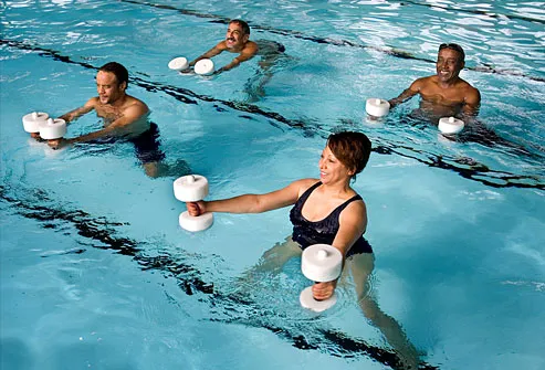 Adultos maduros na aula de esportes aquáticos