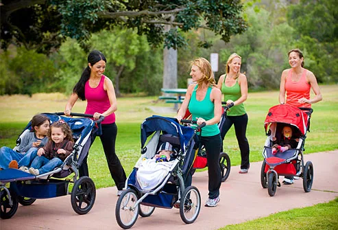 Grupo de mulheres caminhando com carrinhos de bebê
