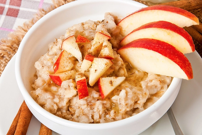 https://img.webmd.com/dtmcms/live/webmd/consumer_assets/site_images/articles/health_tools/best_and_worst_foods_for_ulcers_slideshow/1800ss_thinkstock_rf_bowlful_oatmeal_withles_sliced_withles_52pxputres_apples_withles.jpg?