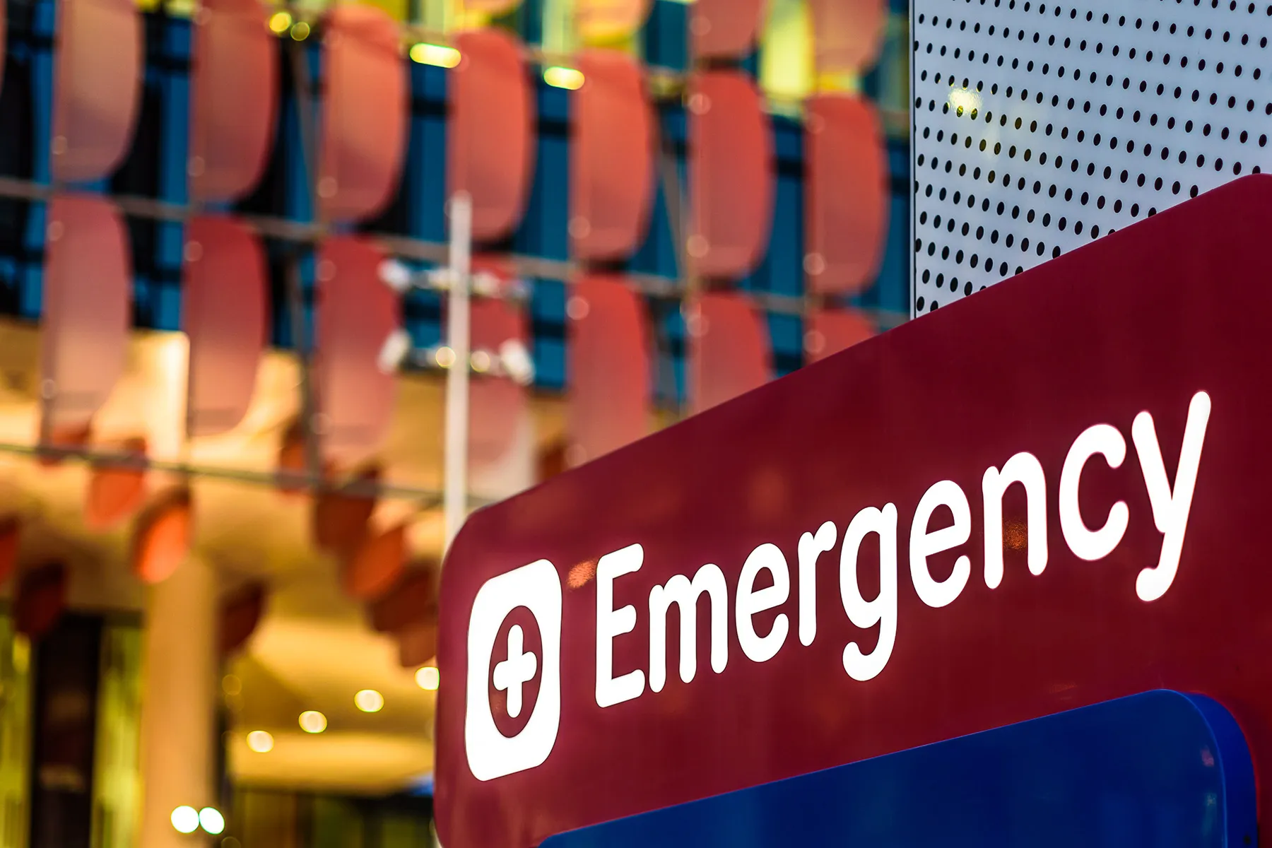 photo of emergency room entrance