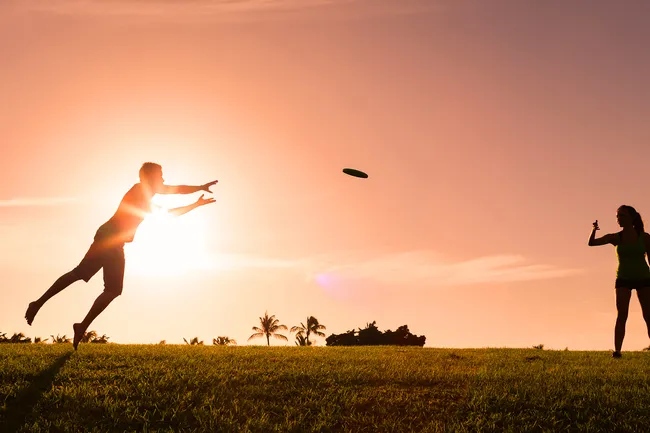 foto de casal jogando frisbee