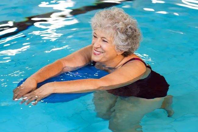 foto de mulher madura, exercitando-se na piscina