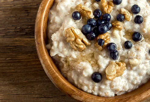 oatmeal with walnuts and blueberries