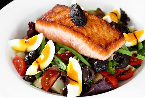 Green salad with salmon and boiled eggs