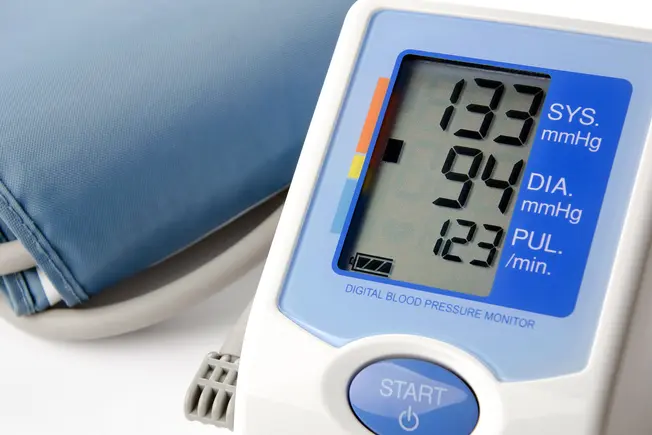 Các vấn đề về tim ở người cao tuổi - 1800ss getty rf high blood pressure reading