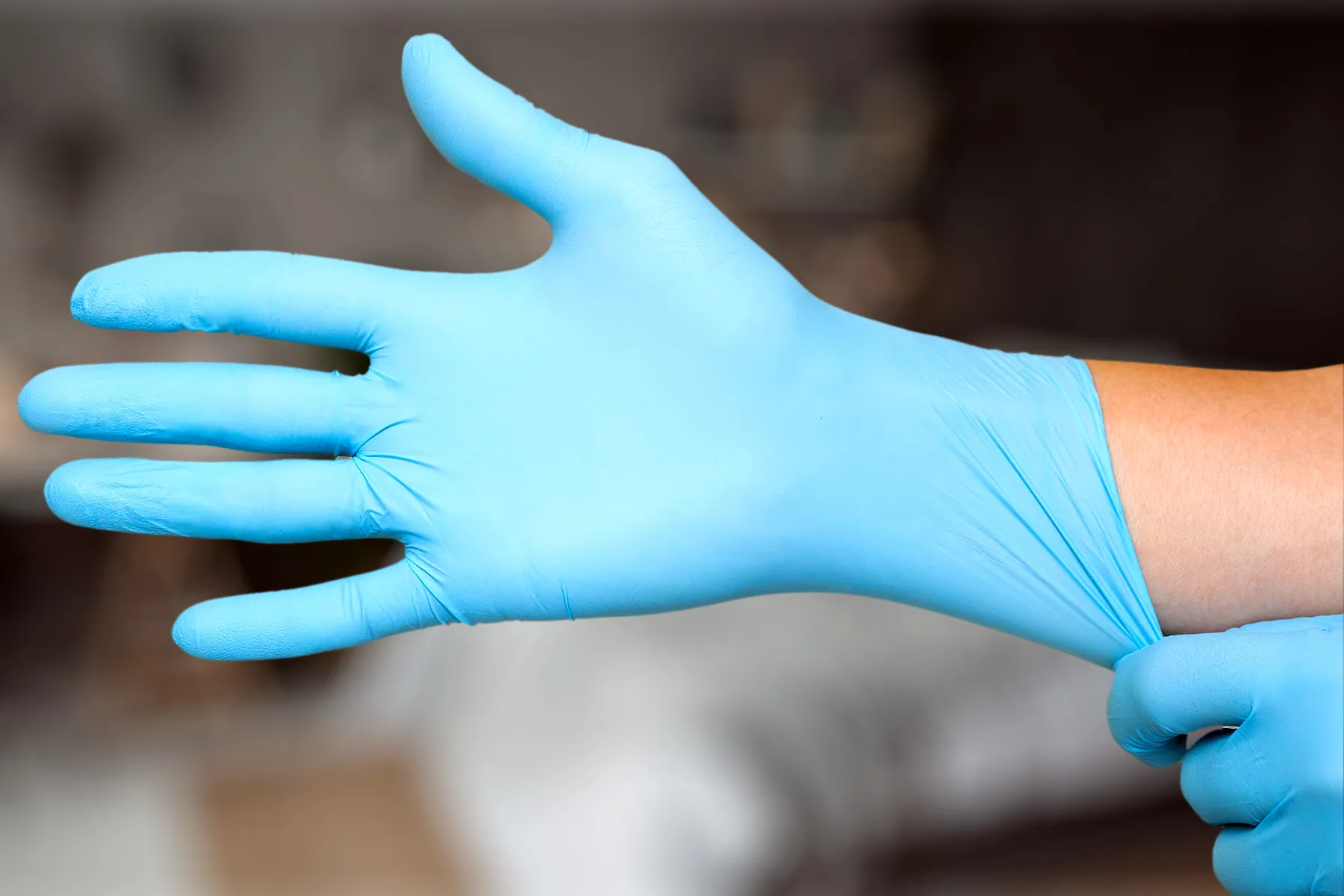Primero, toma tus guantes antes de desinfectar la ropa