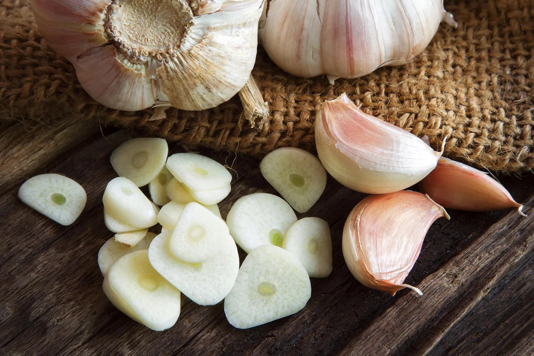 photo of garlic slices and bulbs