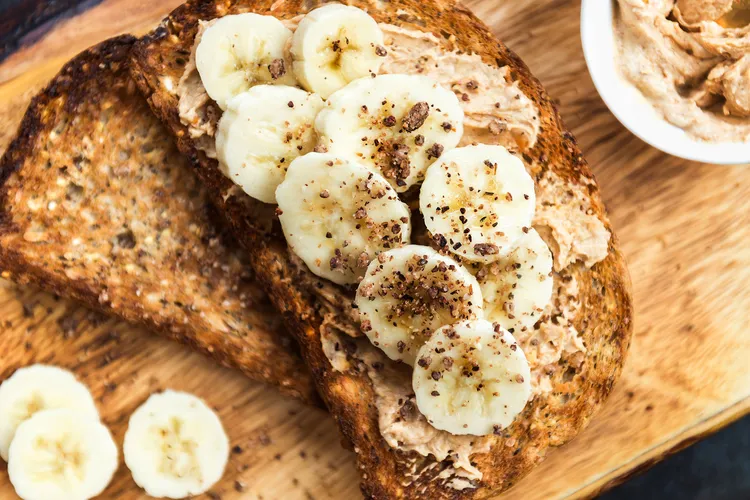 foto de manteiga de amendoim e bananas na torrada