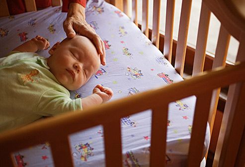 getty rf photo of baby on back in crib - نحوه محاسبه نرخ هتل های وان ترکیه برای بچه ها