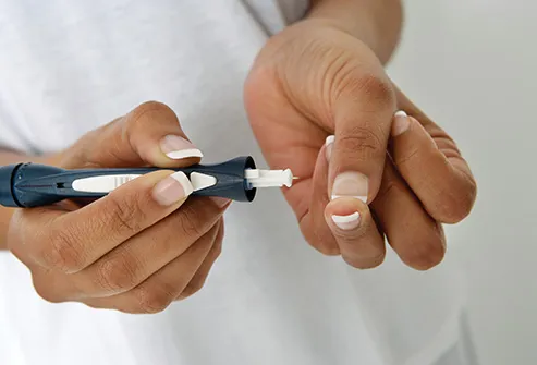woman injecting insulin