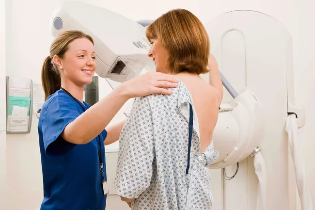 女人做乳房 X 光檢查的照片