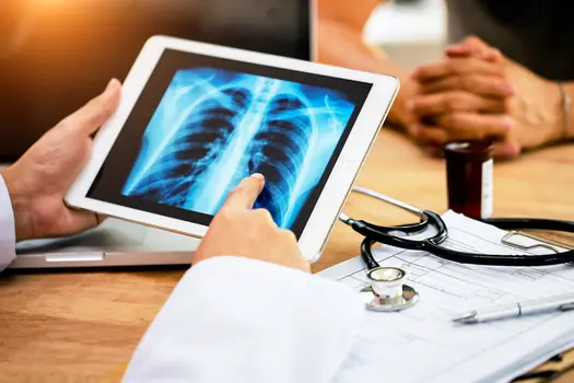 photo of doctor explaining lung x-ray to patient