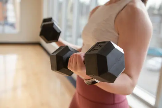 woman-lifting-handweights