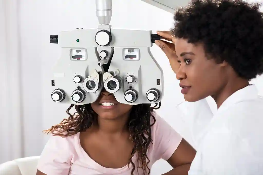 photo of optometrist doing sight testing
