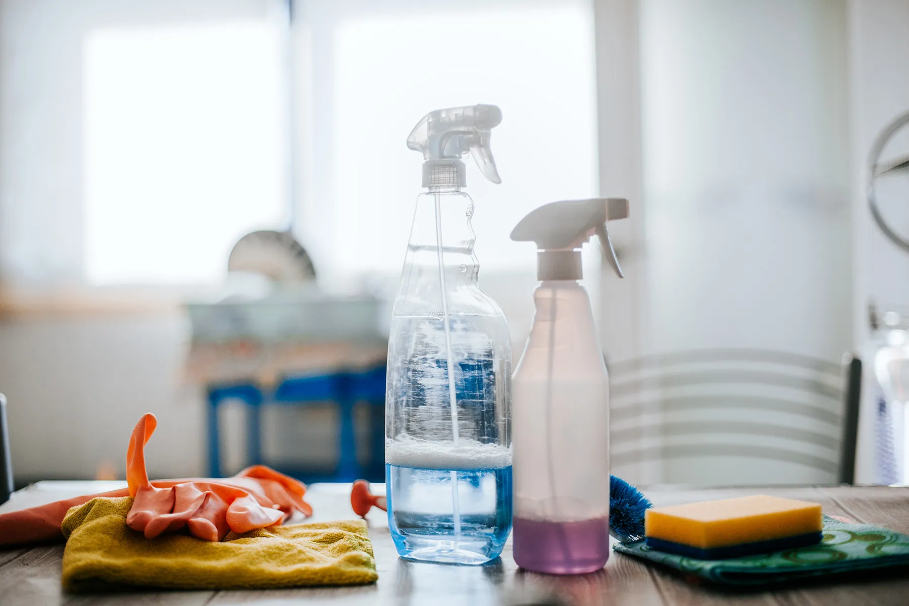 Środki czyszczące i środki higieny osobistej zawierają niebezpieczne chemikalia