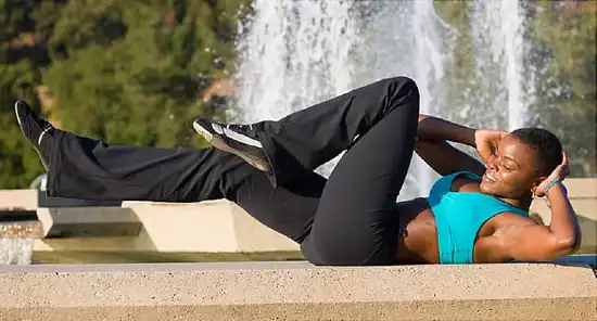 woman doing crunches outdoors