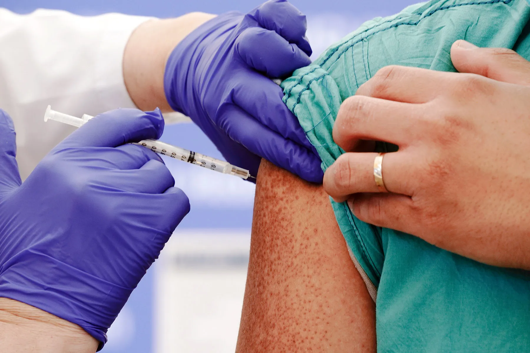 Принятие вакцины против COVID значительно растет в Соединенных Штатах: опрос